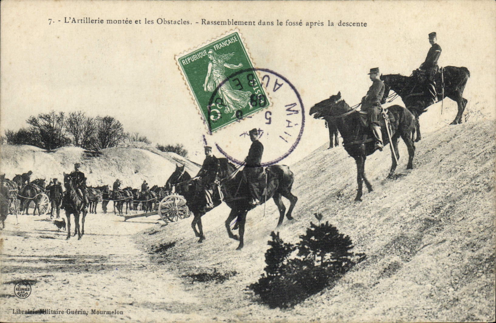 CPA Cheval Hippisme L'artillerie montee et les obstacles Rassemblement dans le fosse apres la descente 