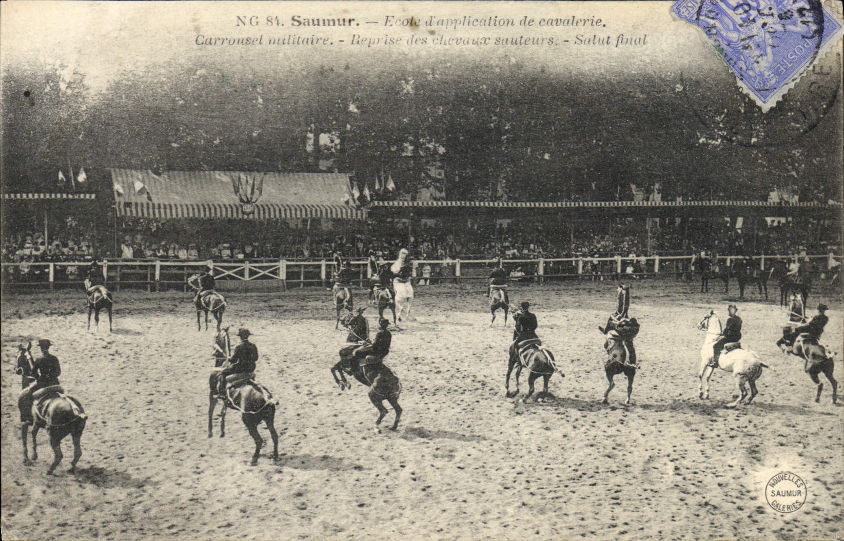 CPA Cheval Hippisme Saumur Ecole d'application de cavalerie Carrousel militaire Reprise des chevaux sauteurs 