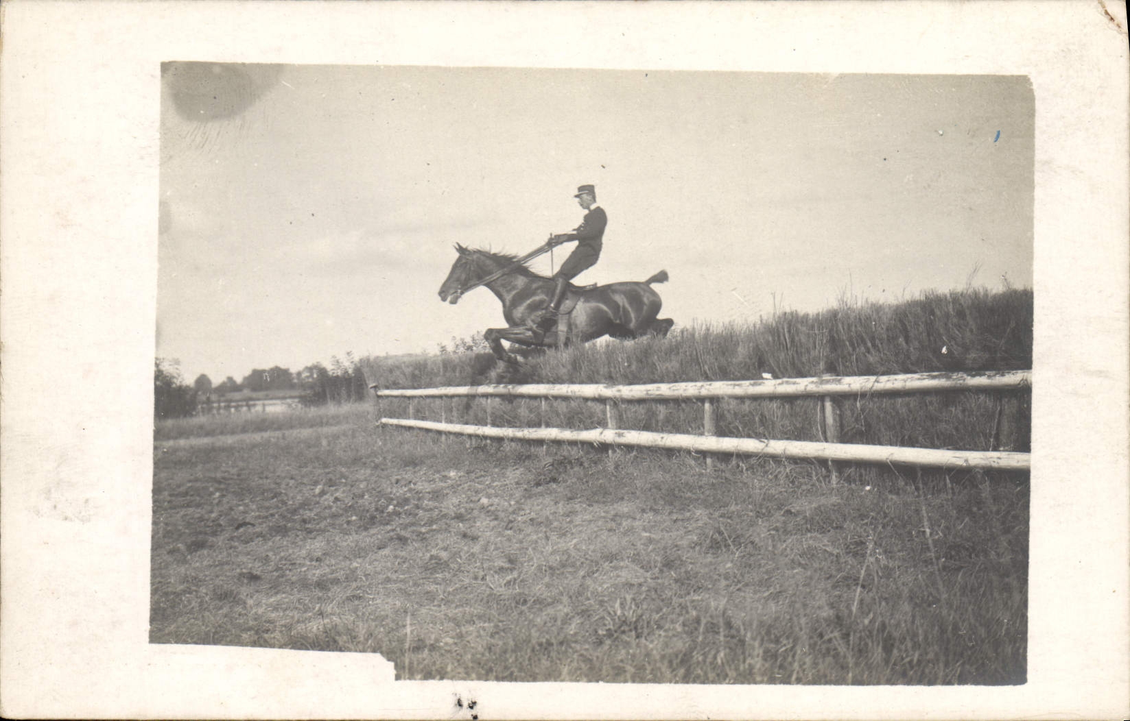 Saut d'un cavalier sur un obstacle — R. Guillerion, Paris