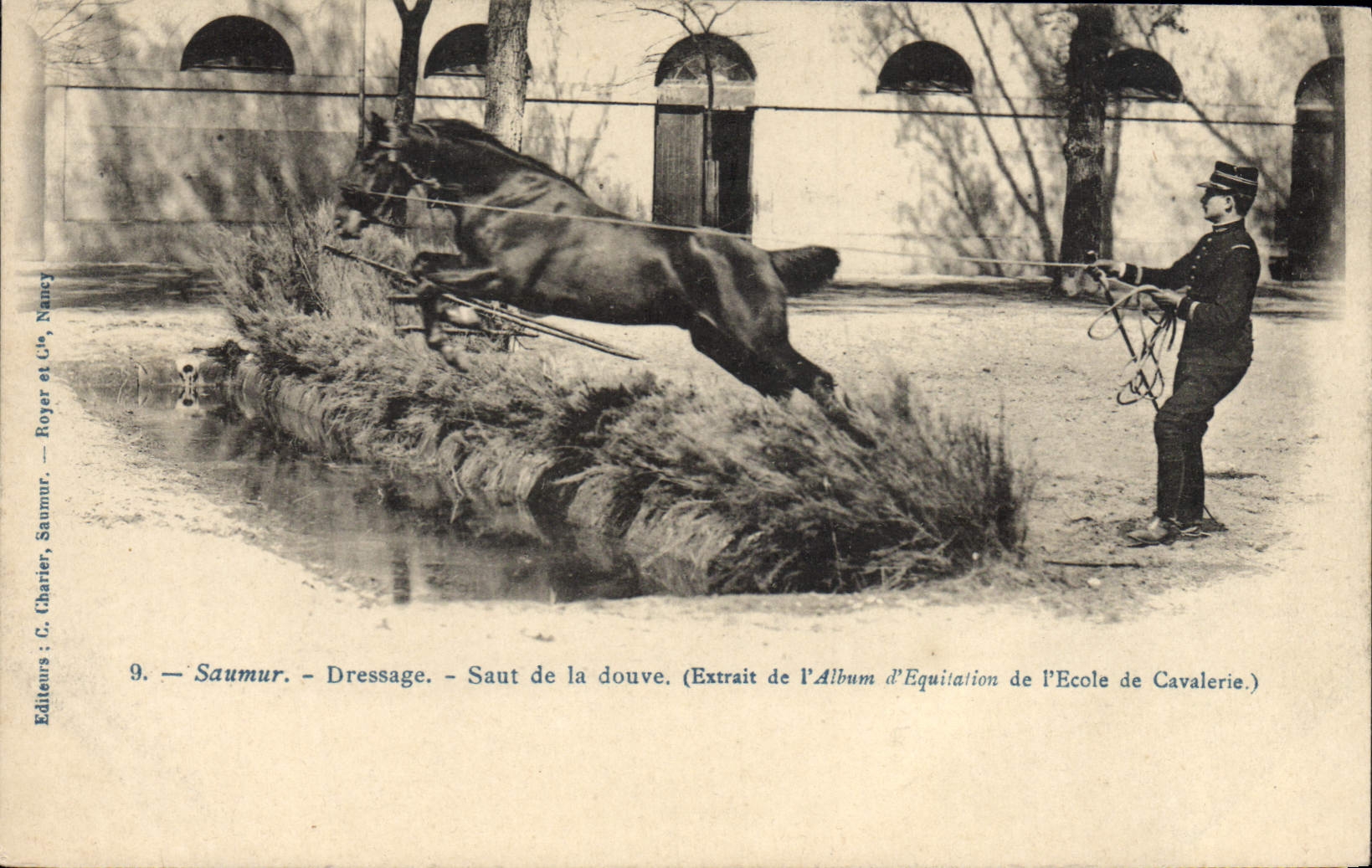 Saumur — Dressage — Saut de la douve — Extrait de l'Album d'Equitation de l'Ecole de Cavalerie — Éditeurs : C. Charier, Nancy