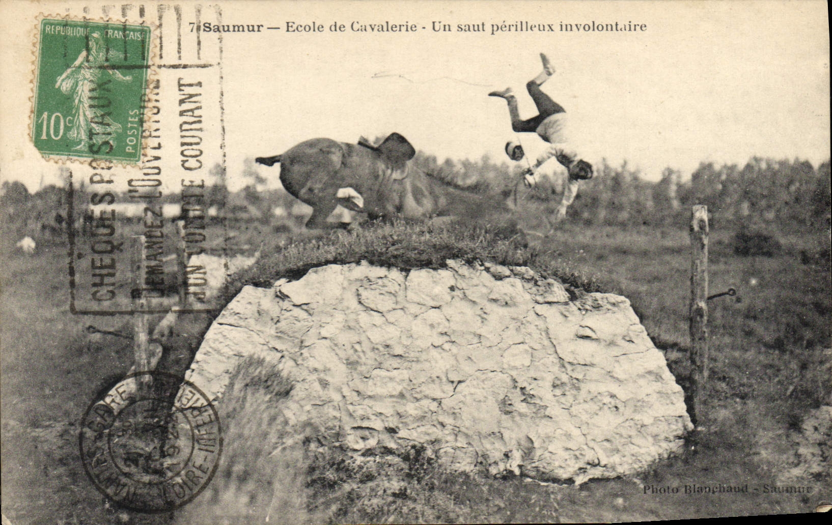 CPA Cheval Hippisme Saumur Ecole de cavalerie Un saut perilleux involontaire 