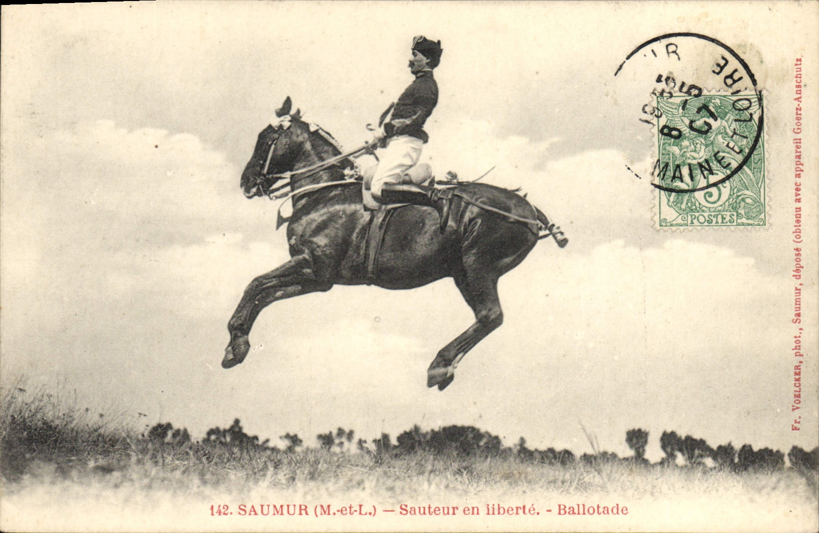 SAUMUR (M.-et-L.) — Sauteur en liberté — Ballotade — Fr. VOLLICKER, phot. Ballotade