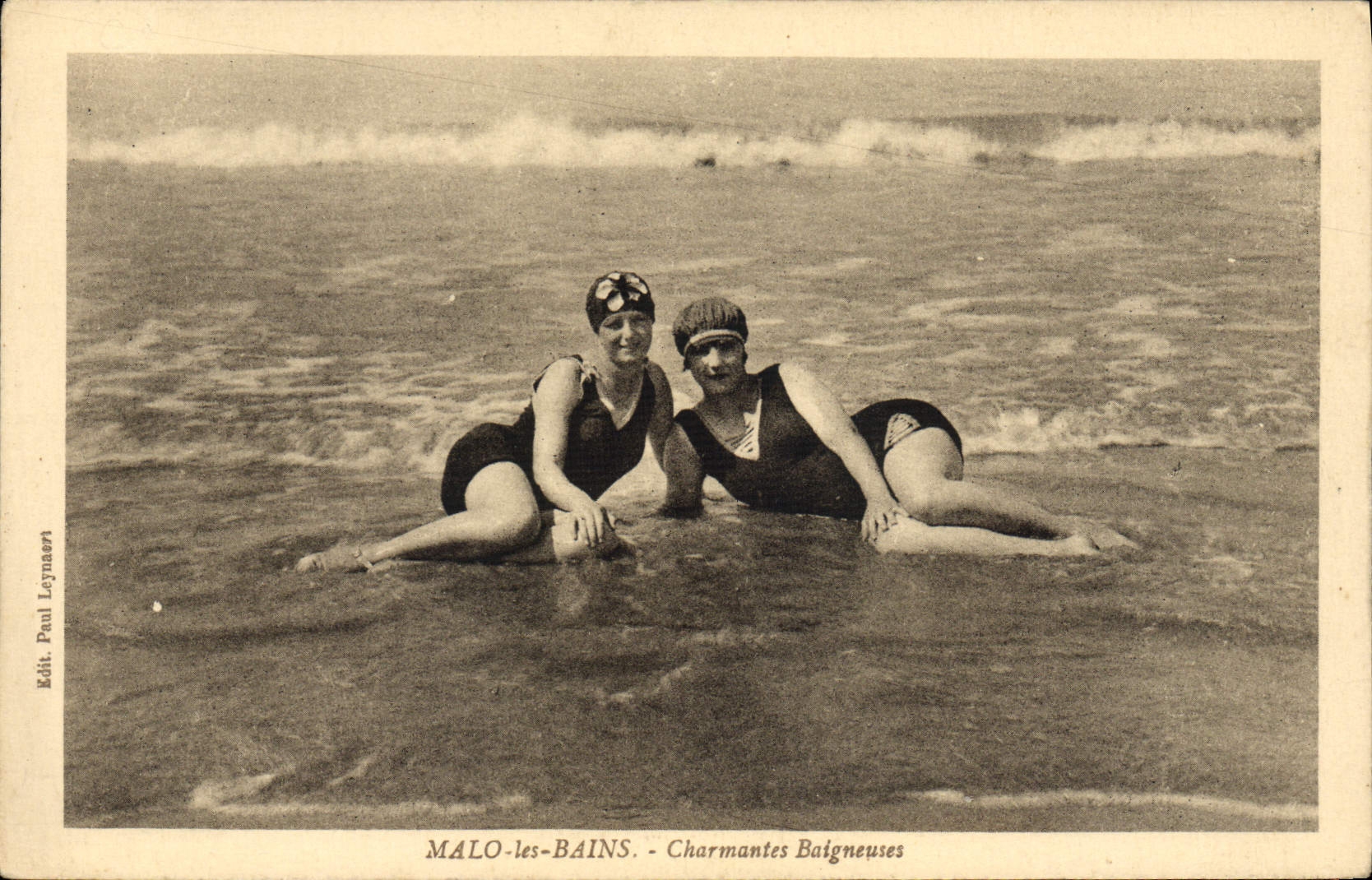 CPA Femme Maillot de Bains Malo les Bains Charmantes baigneuses 