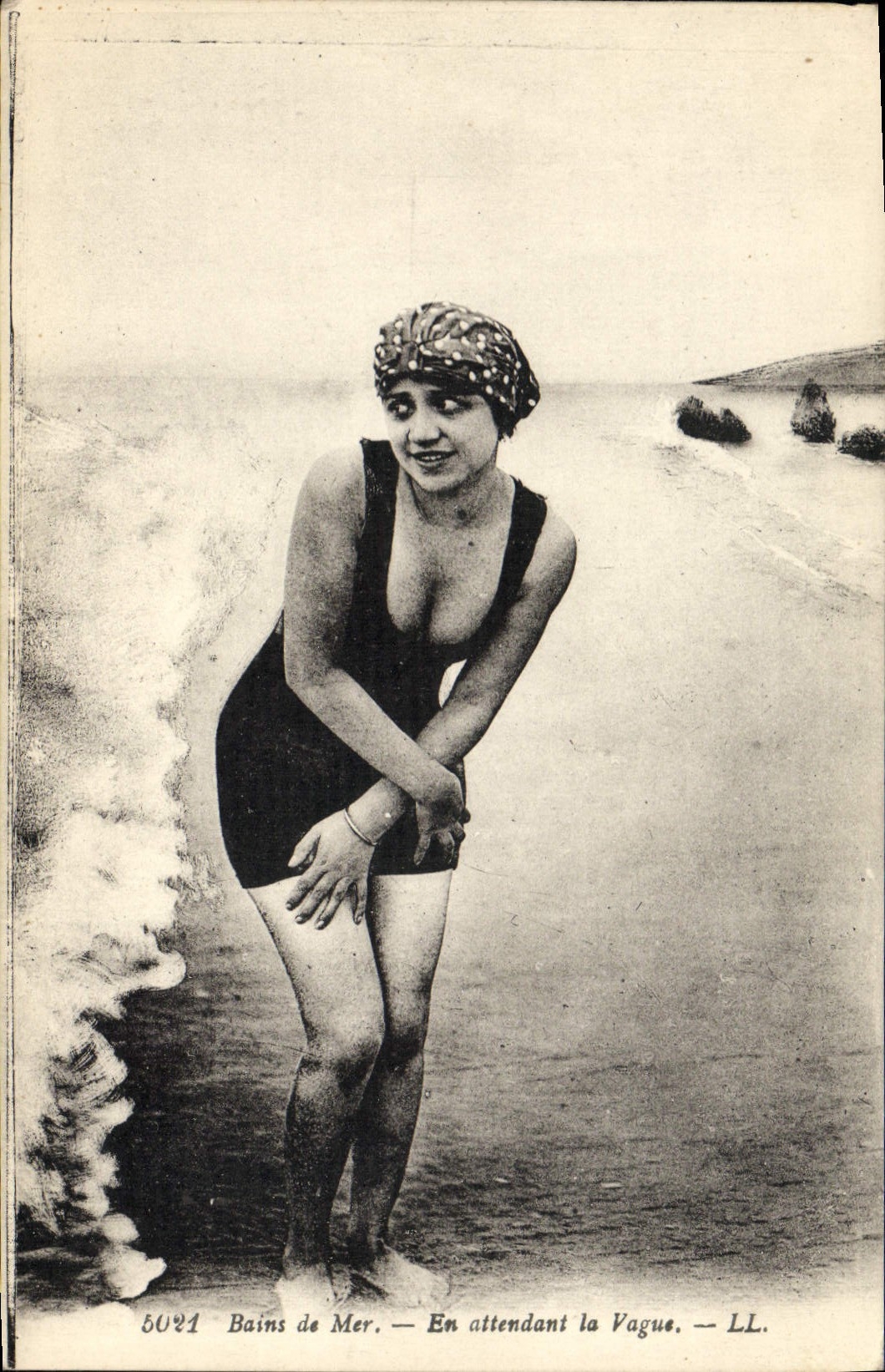 CPA Femme Maillot de Bains de mer En attendant la vague