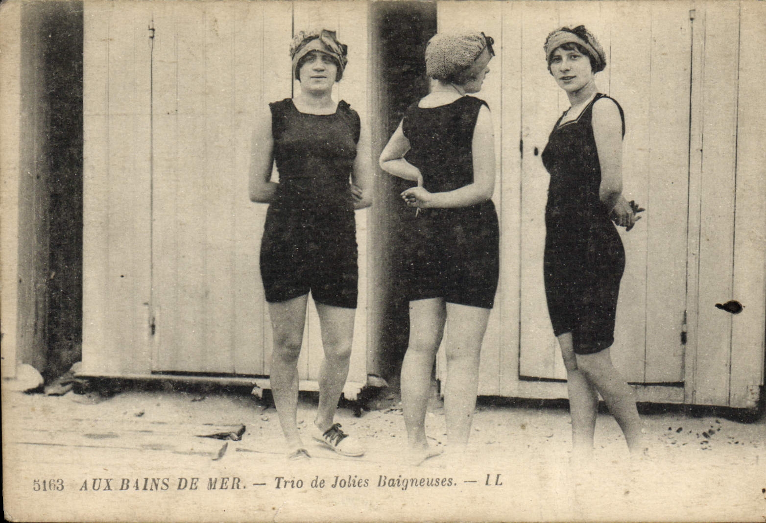 CPA Femme Maillot de Bains Aux bains de mer Trio de jolies baigneuses