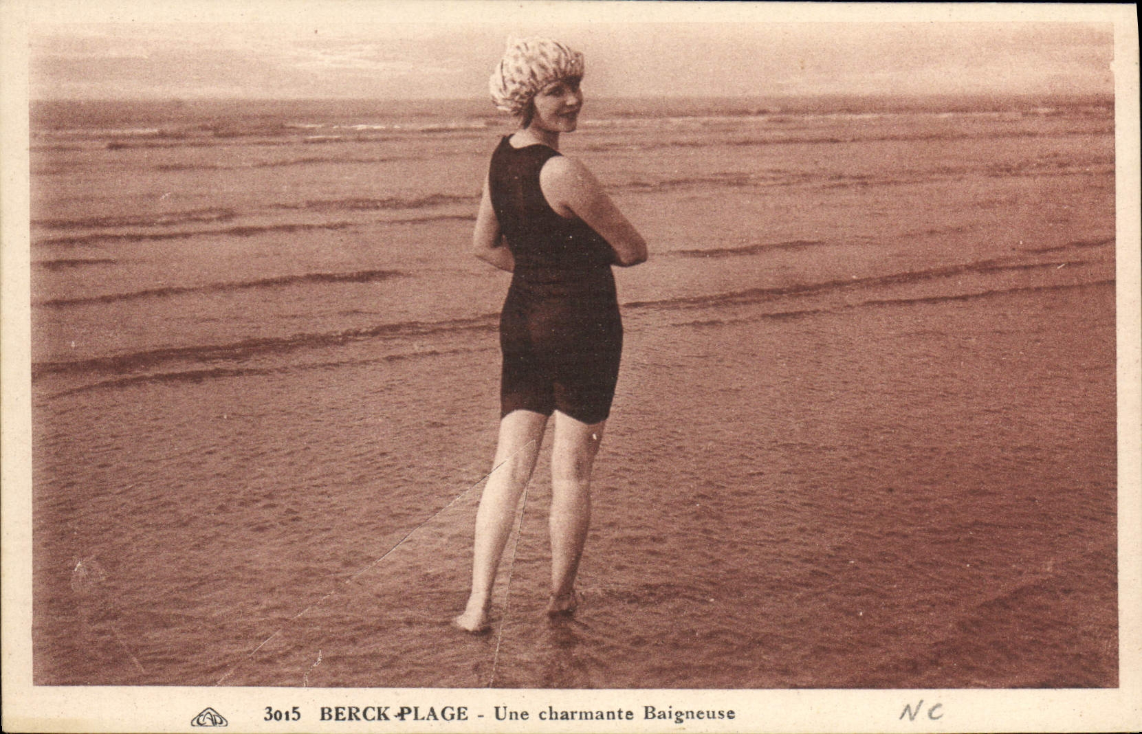 CPA Femme Maillot de Bains Berck Plage Une charmante baigneuse