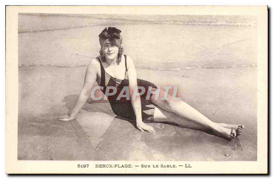 CPA Femme Maillot de Bains Berck Plage Sur le sable 