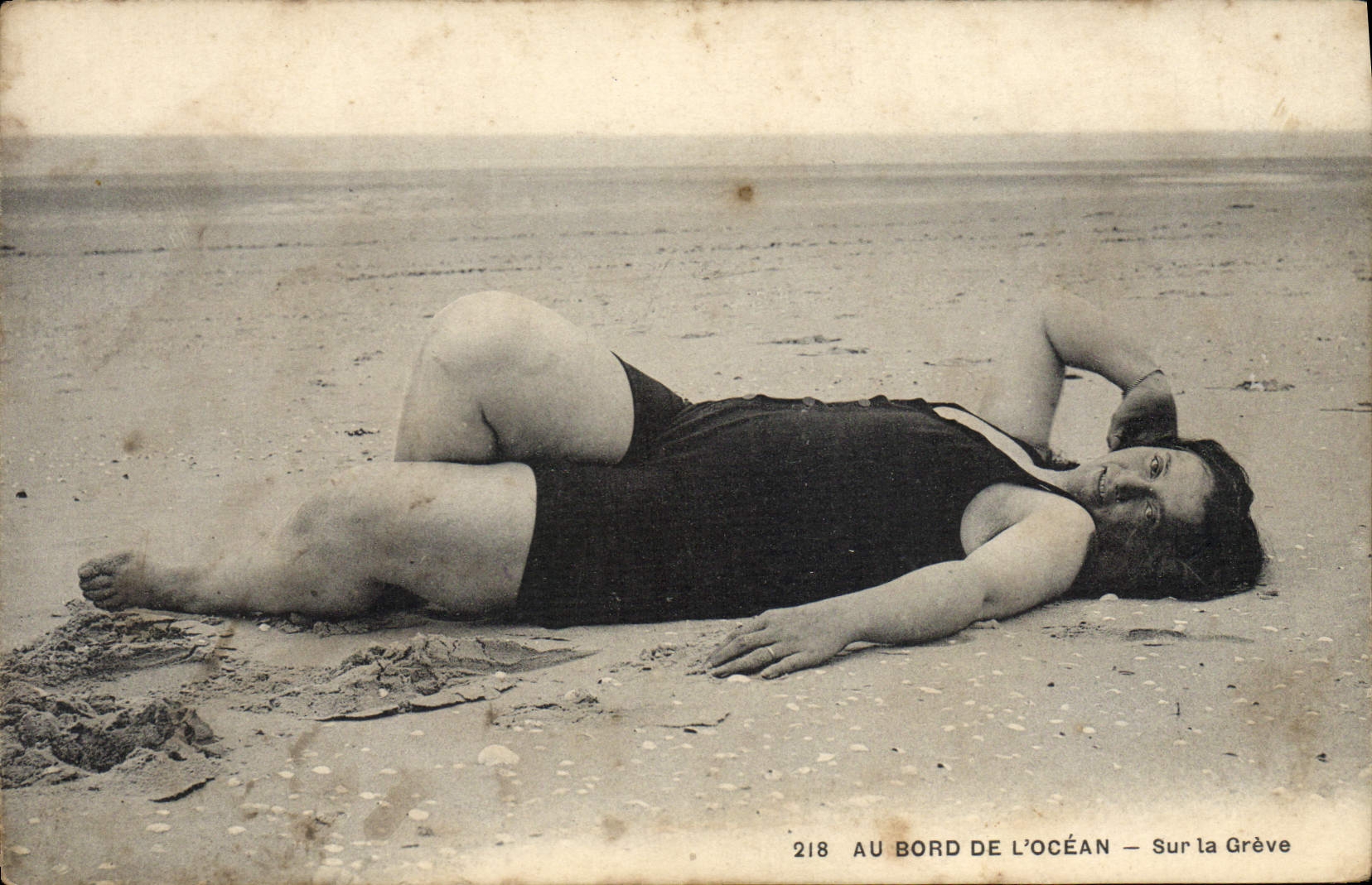 CPA Femme Maillot de Bains Au bord de l'ocean Sur la greve