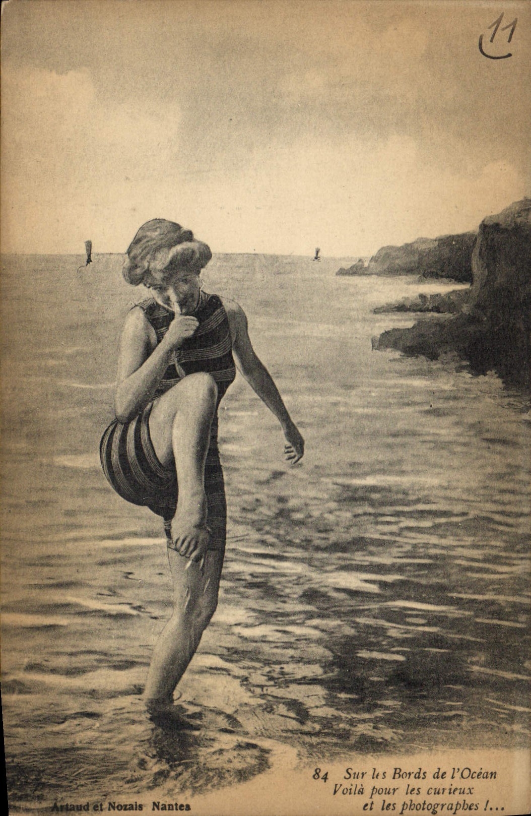 Femme en maillot rayé sur les bords de l'océan — série 84 — Artaud et Nozais, Nantes