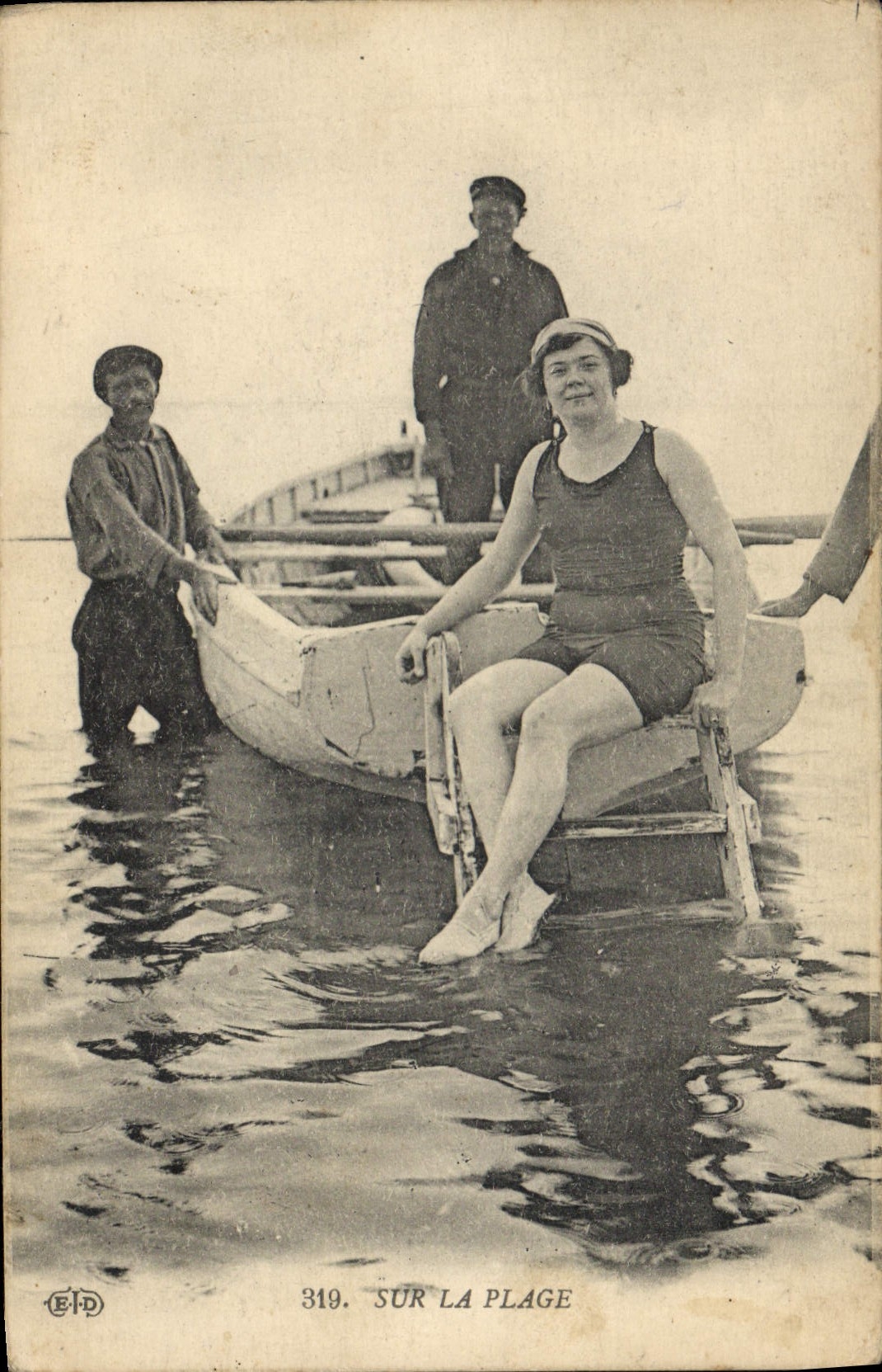 Sur la plage — scène de baignade avec une femme en maillot et deux hommes — E.P.D. n° 319