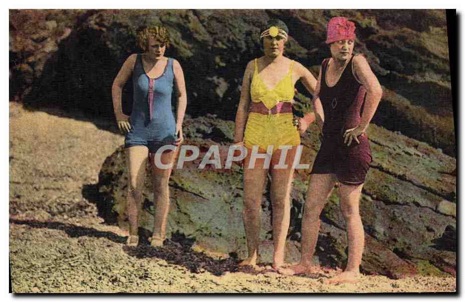 CPA Femme Maillot de Bains Halte avant le bain 