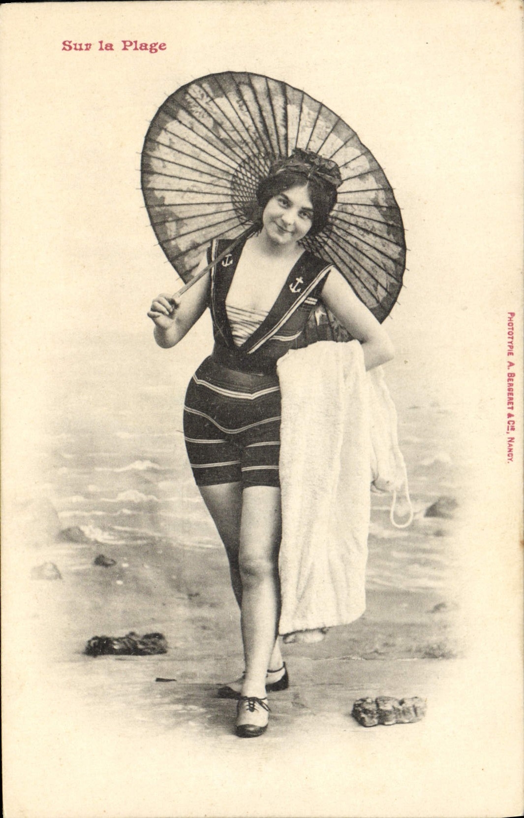 Sur la Plage — jeune femme en maillot de bain marin tenant un parasol — Phototype A. Benarete & Cie, Nancy