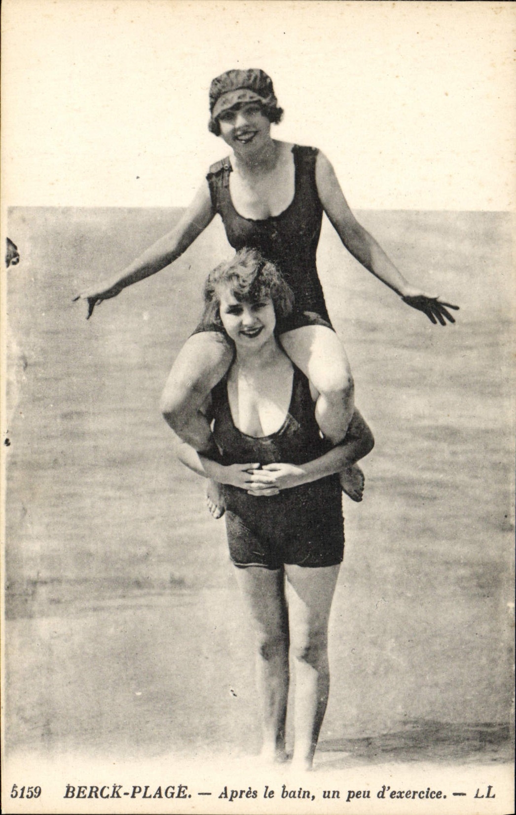 CPA Femme Maillot de Bains Berck Plage Apres le bain un peu d'exercice