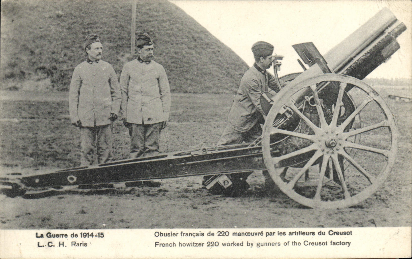 Obusier français de 220 — manœuvré par les artilleurs du Creusot — L.C.H. Paris