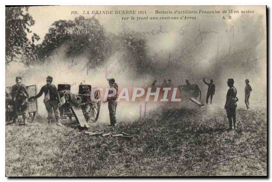 CPA Militaria Batterie d'artillerie francaise de 75 en action sur le front aux environs d'Arras