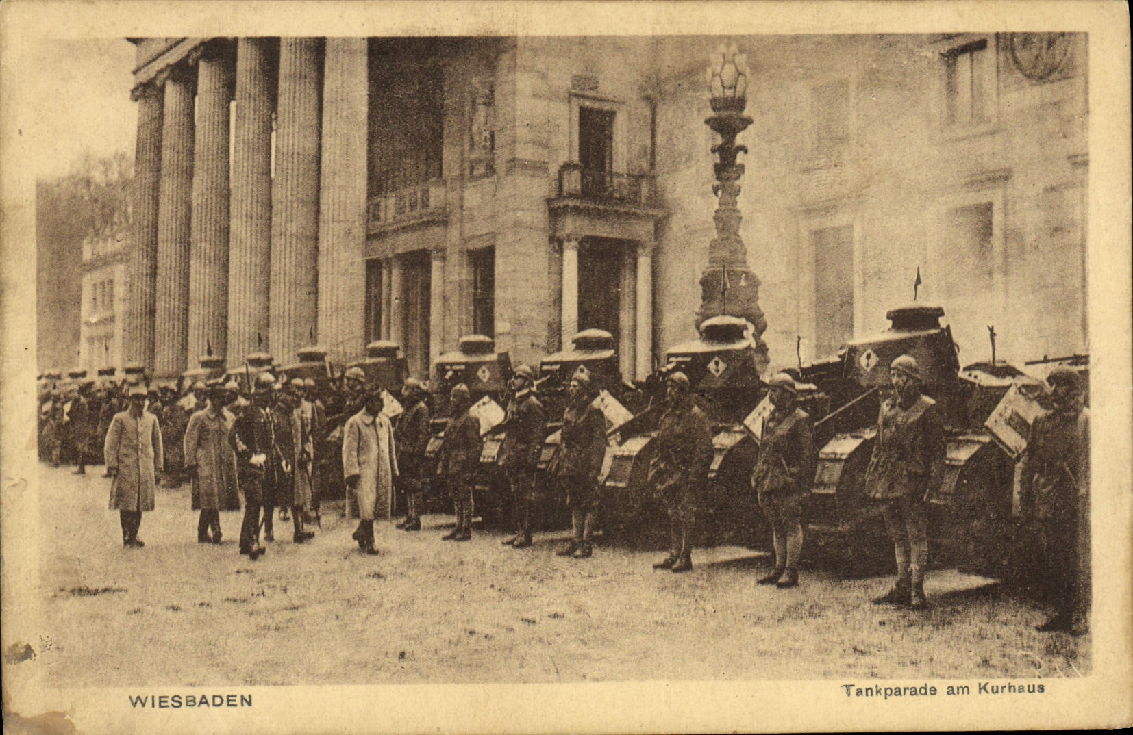 Wiesbaden — Parade de chars devant le Kurhaus — éditeur Josef Poetlmann, n° 3