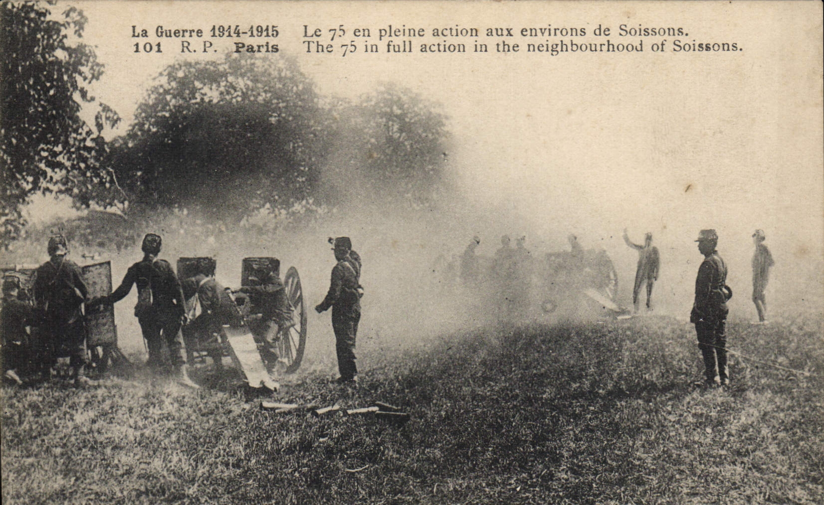 CPA Militaria Le 75 en action aux environs de Soissons 