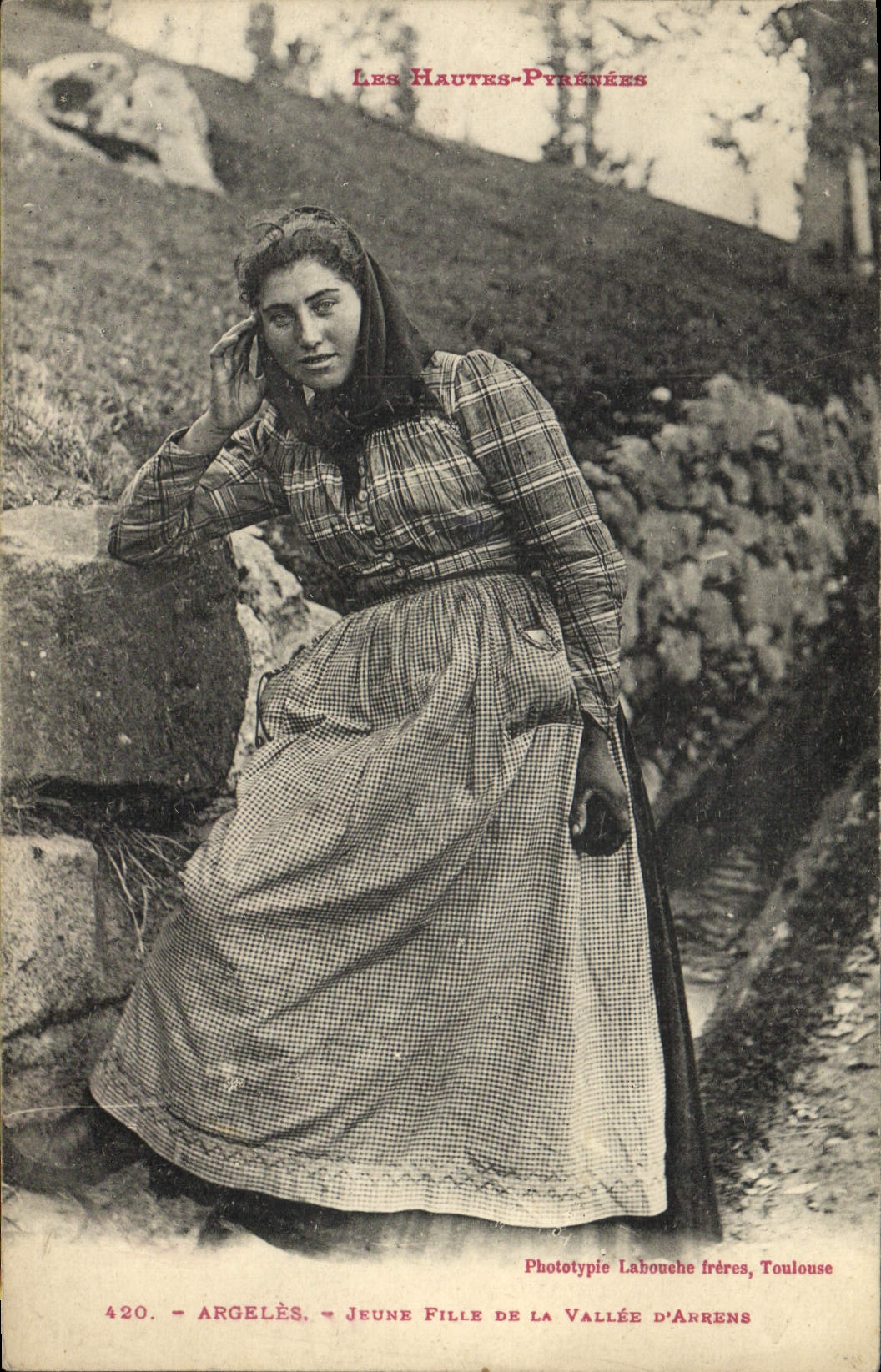CPA Folklore Hautes Pyrenees Argeles Jeune fille de la vallee d'Arrens 