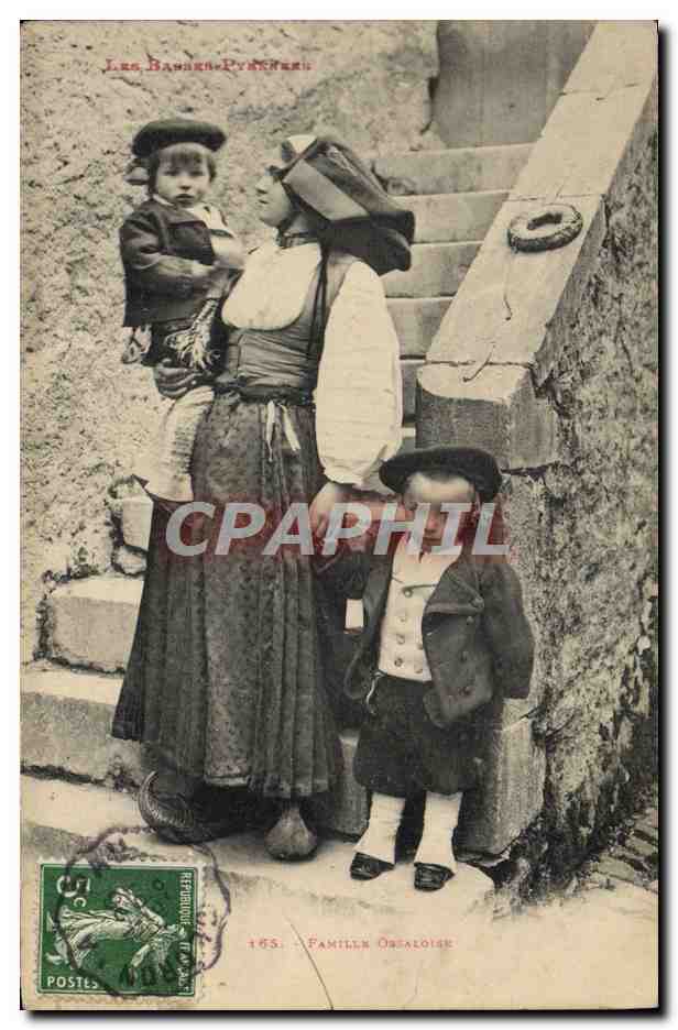 CPA Folklore Basses Pyrenees Famille Ossaloise Enfants 