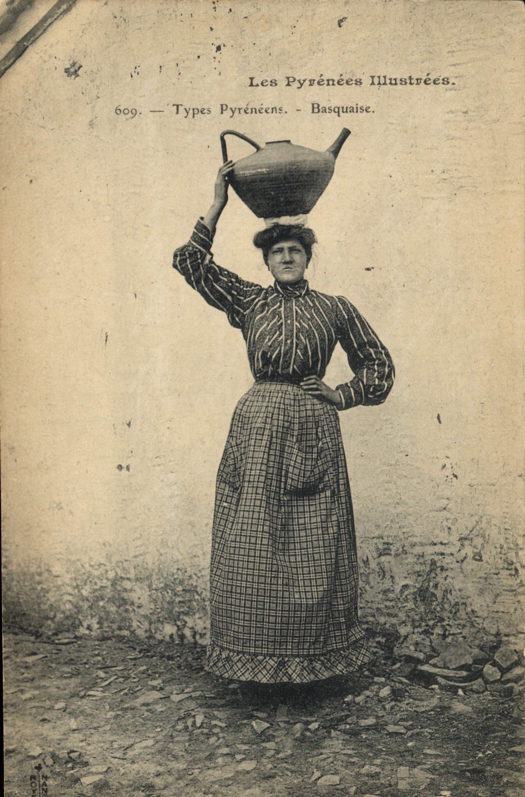 CPA Folklore Pyrenees Types pyreneens Basquaise 