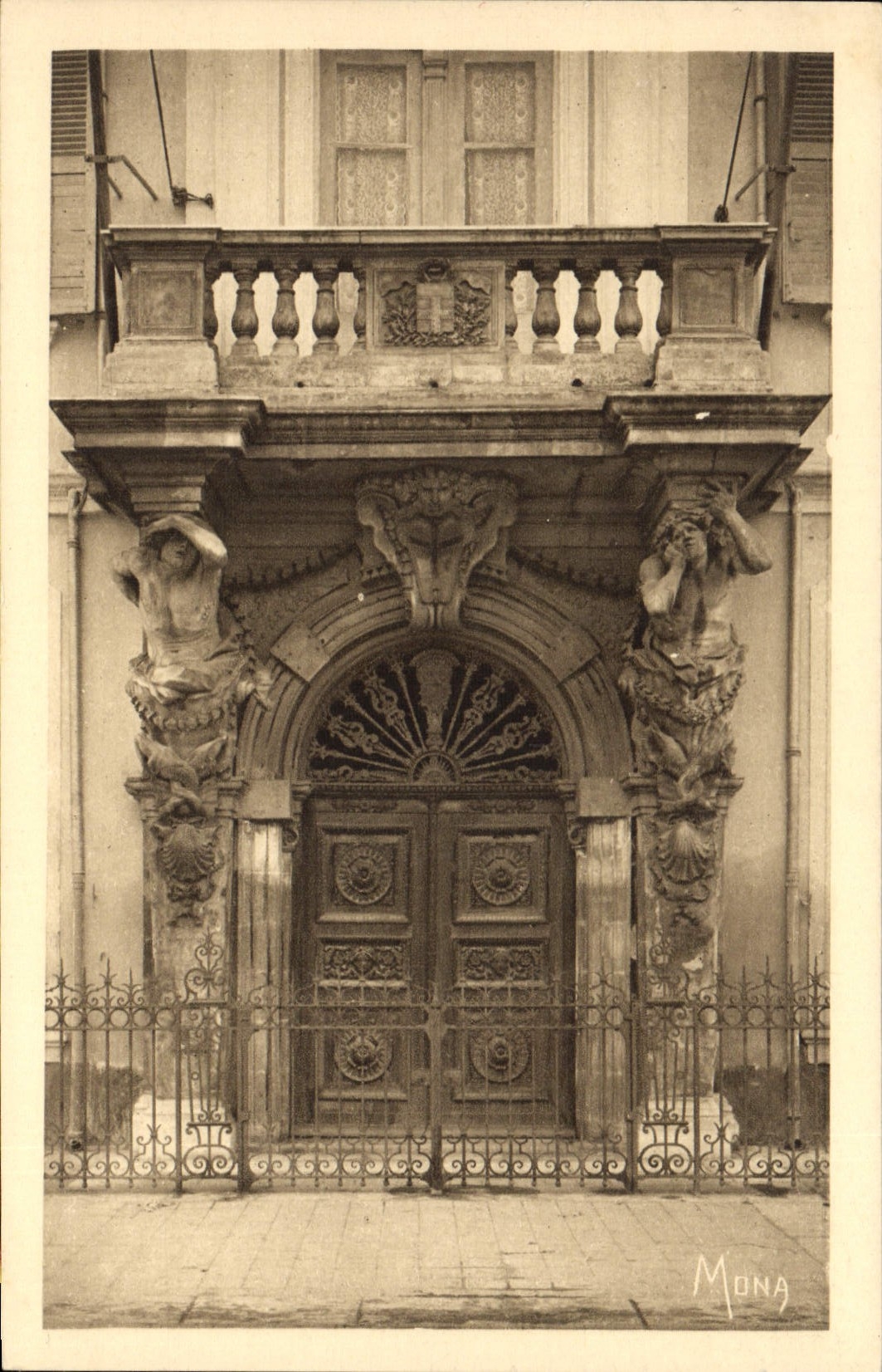 Toulon — Eingang zum Rathaus — Caryatiden von Puget (1656) — Mona, Paris