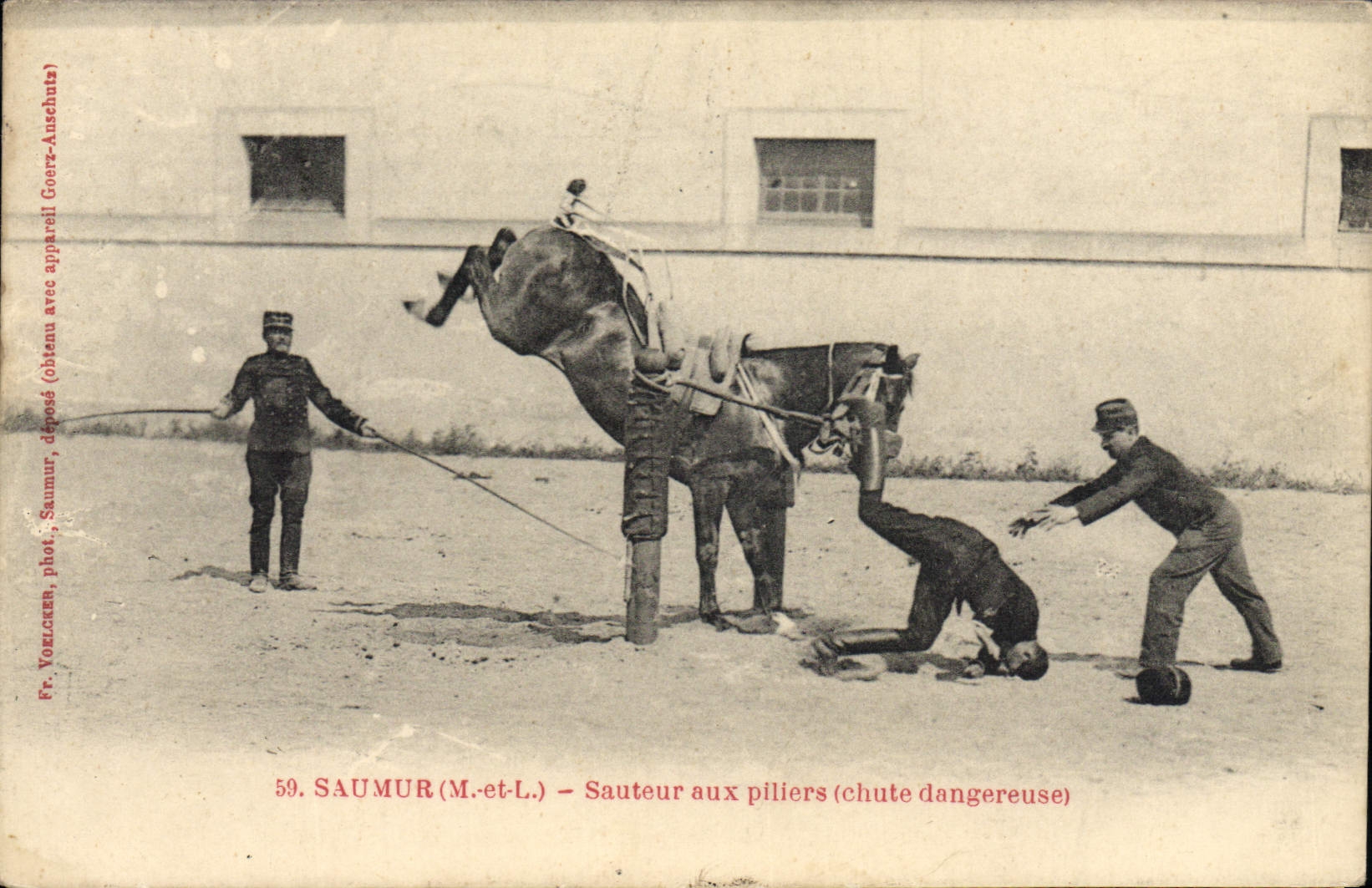 Saumur (M-et-L) — Sauteur aux pilliers (chute dangereuse) — Fr. Vozlacan, phot. Saumur
