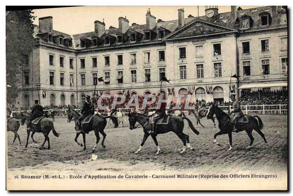 CPA Cheval Hippisme Saumur Ecole d'application de cavalerie Carrousel militaire Reprise des officiers etrangers 