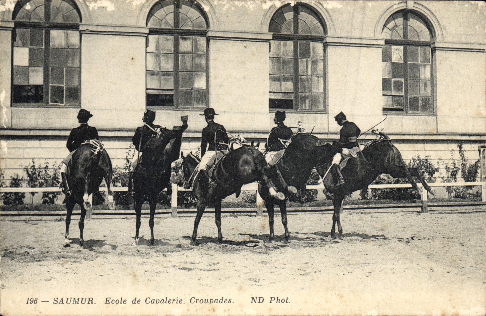 Saumur — École de Cavalerie. Croupades — ND Phot.