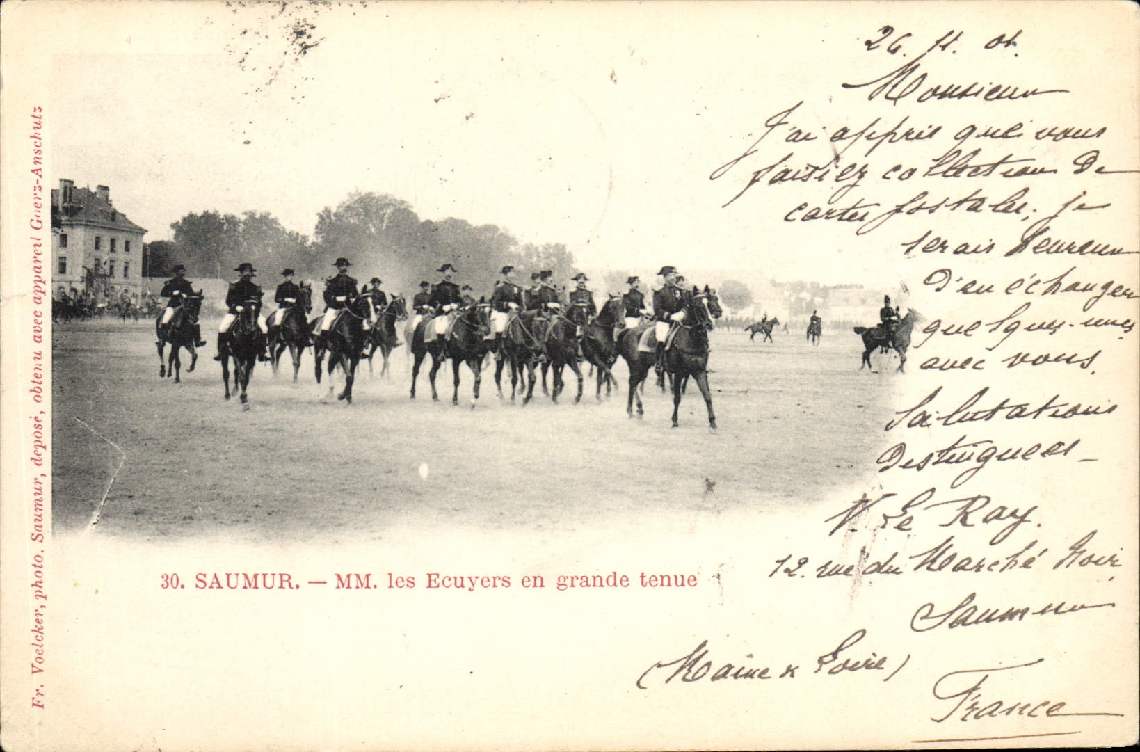 Saumur — MM. les Ecuyers en grande tenue — Fr. Voelcker, photo. Saumur, déposé, obtenu avec appareil Gnerz-Anschutz
