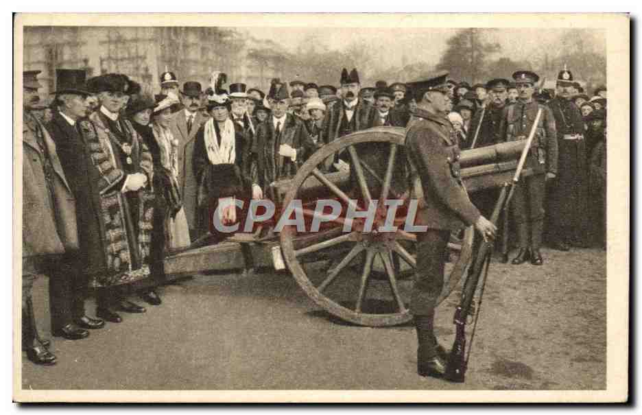 Presentación de un cañón alemán en Cardiff — por los Welsh Guards — 18 de noviembre de 1918