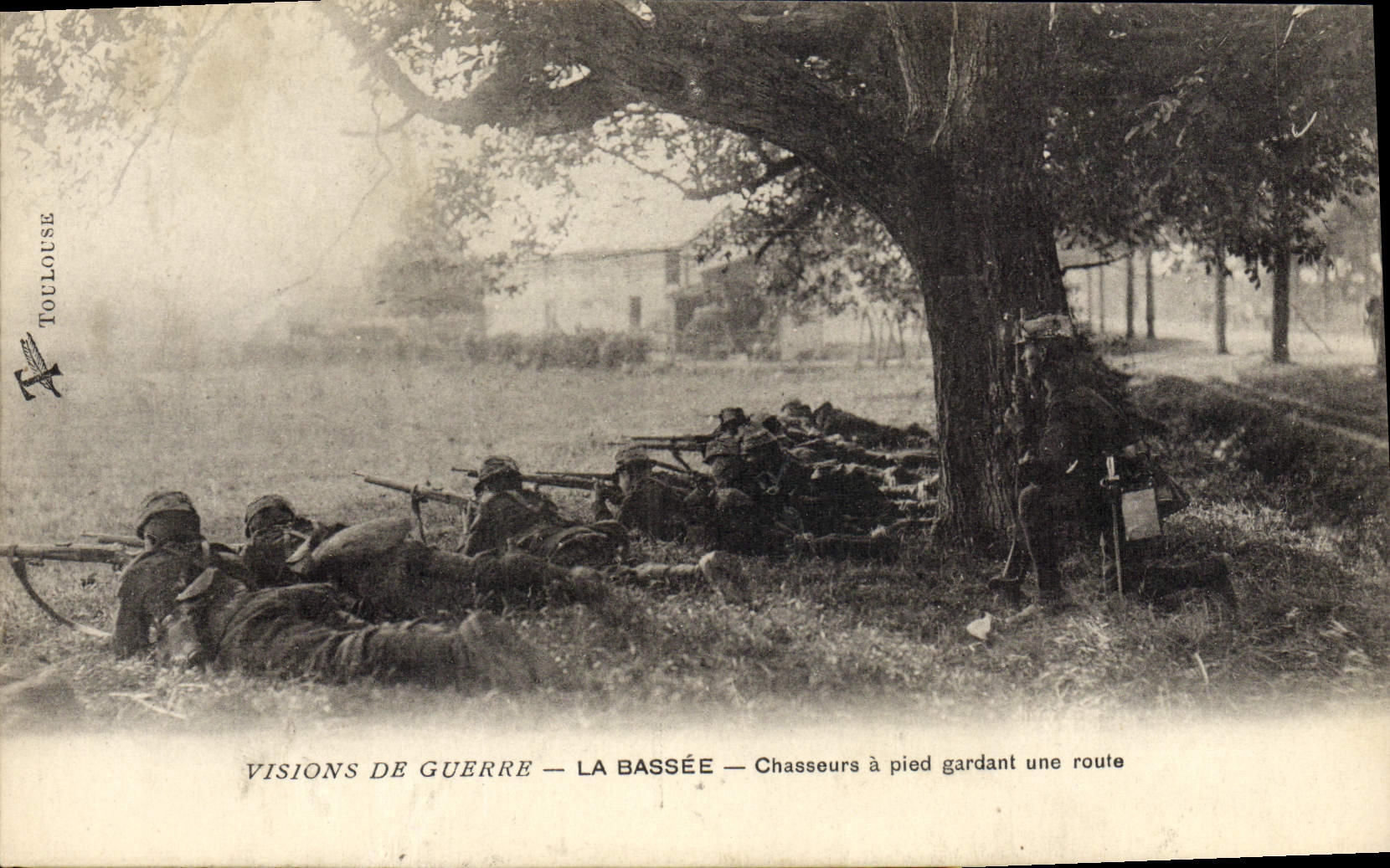 CPA Militaria La Bassee Chasseurs a pied gardant une route 