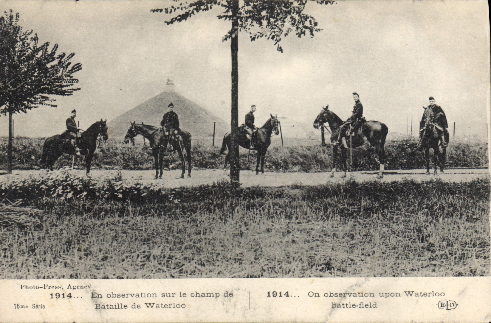CPA Militaria En observation sur le champ de bataille de Waterloo