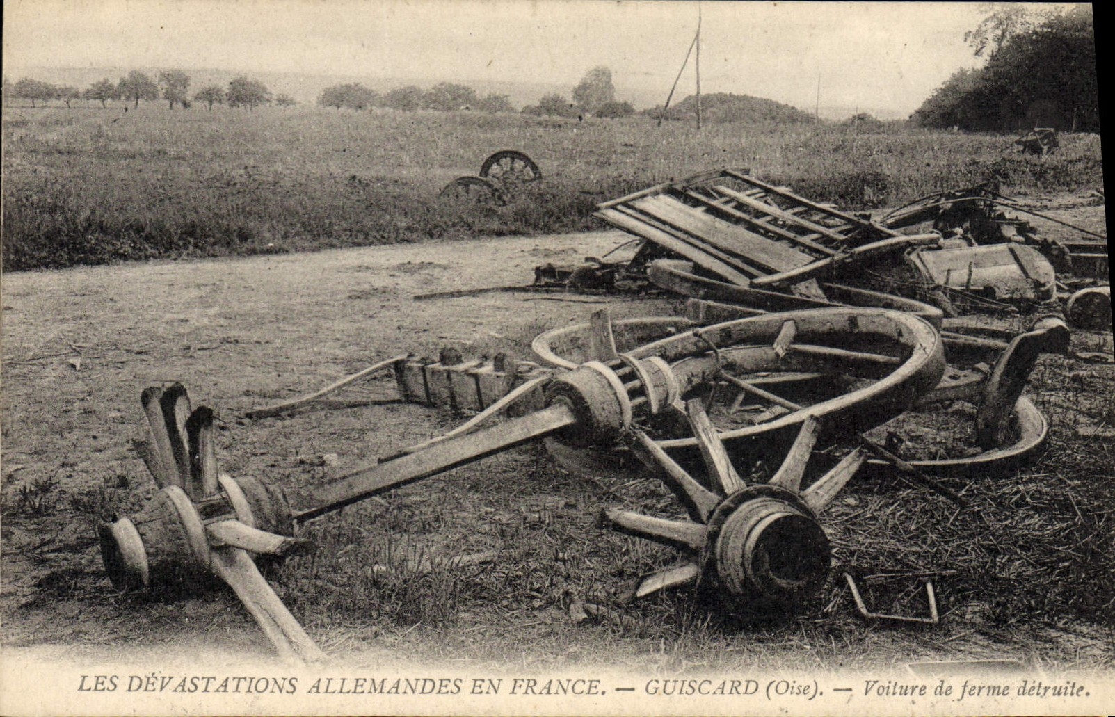 CPA Militaria Les devastations allemandes en France Guiscard Voiture de ferme detruite 