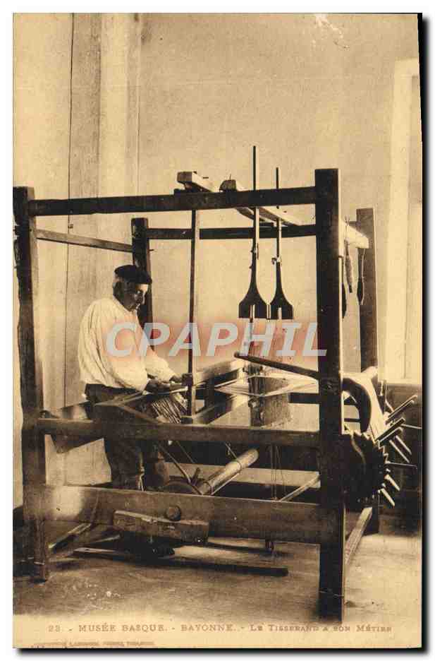 CPA Folklore Musee basque Bayonne Le tisserand a son metier 