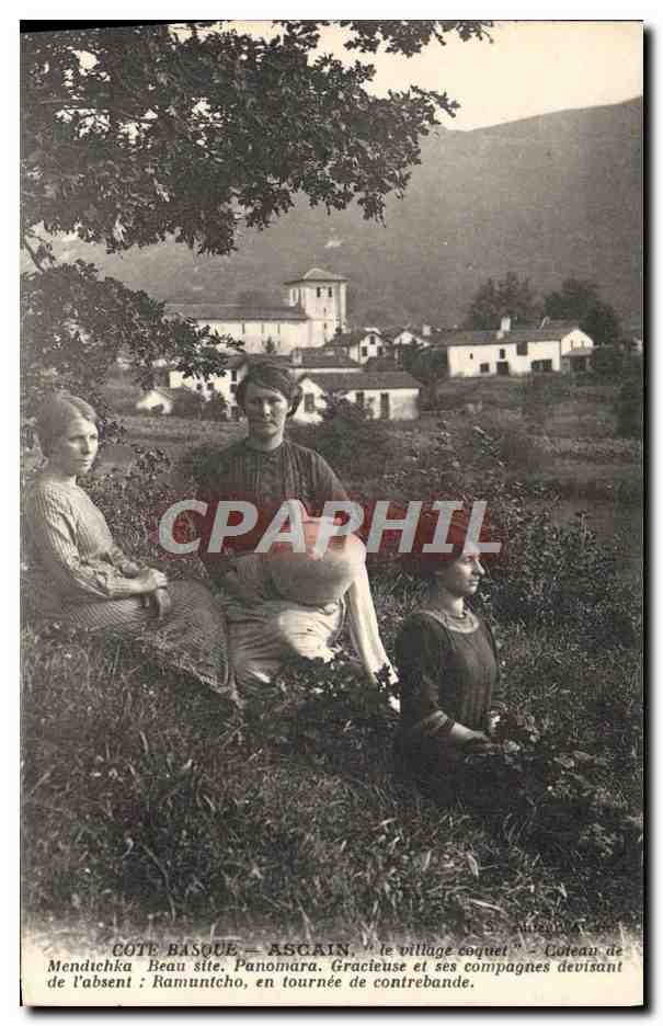 CPA Folklore Cote basque Ascain Le village coquet Coteau de Mendichka Panorama Gracieuse et ses compagnes devisant 