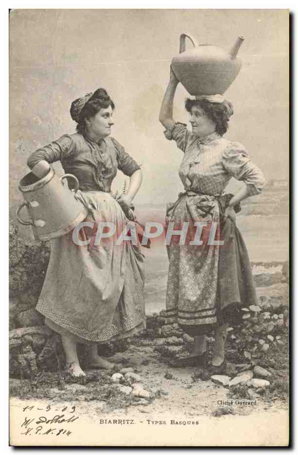 CPA Folklore Biarritz Types Basques Femmes