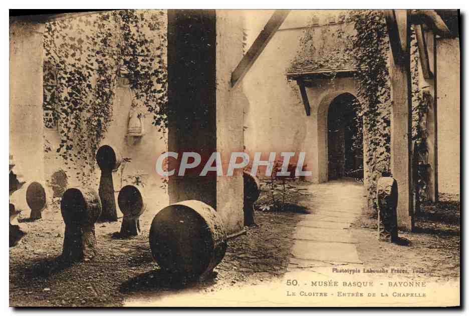 CPA Folklore Musee basque Bayonne Le cloitre Entree de la chapelle