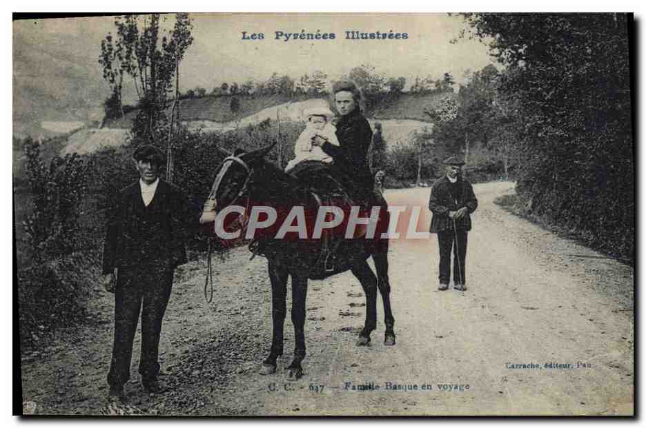 CPA Folklore Pyrenees Famille basque en voyage Cheval