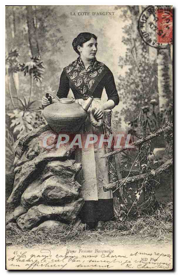 CPA Folklore Jeune femme basquaise 