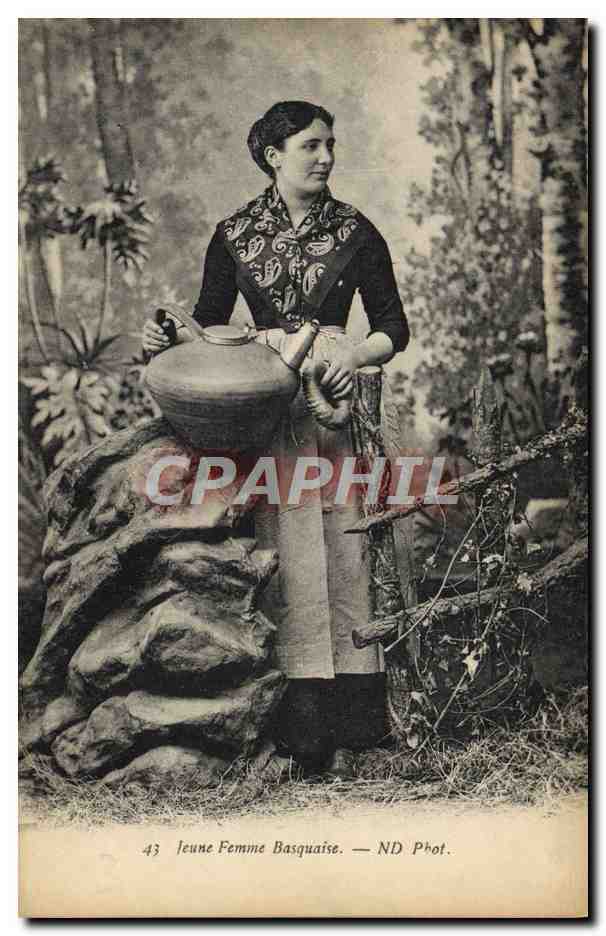 CPA Folklore Jeune femme basquaise 