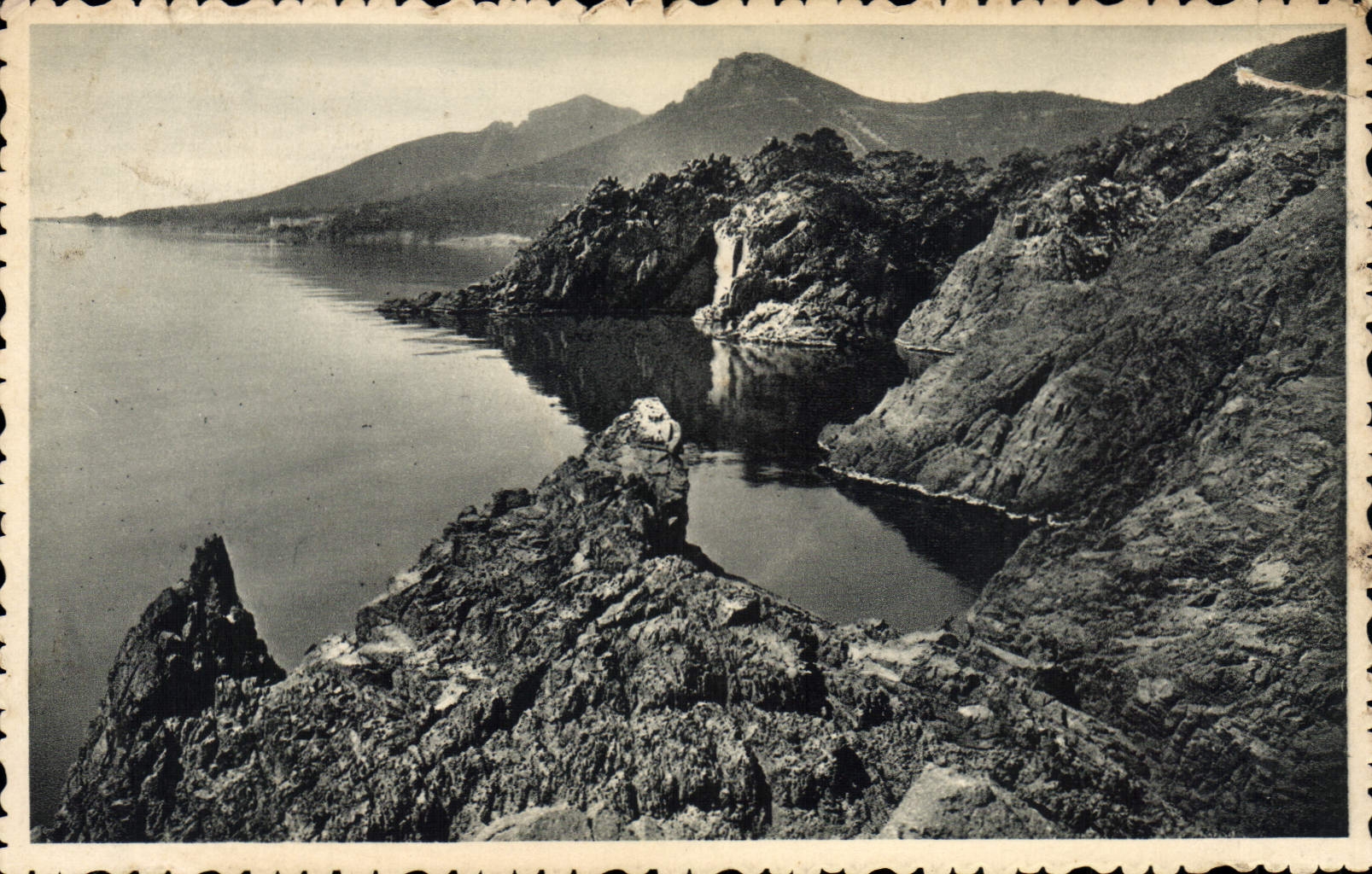 Les rochers du Trayas, le Pic Aurèle et le Cap Roux — La Côte d'Azur — Édition Rella-Nice