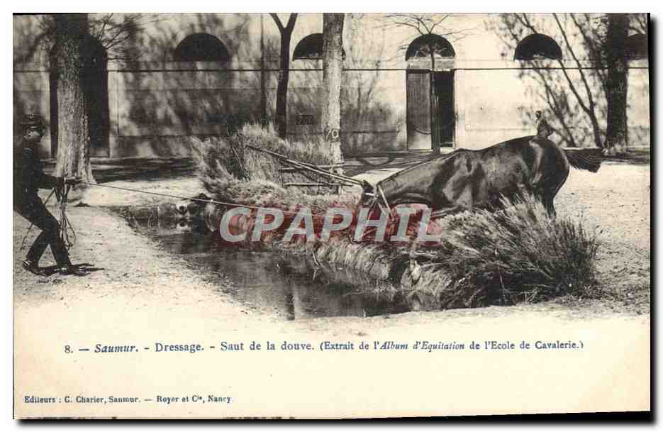 Saumur — Dressage — Saut de la douve — Extrait de l'Album d'Équitation de l'École de Cavalerie — Éditeurs G. Charlier, Saumur — Royer et Cie, Nancy