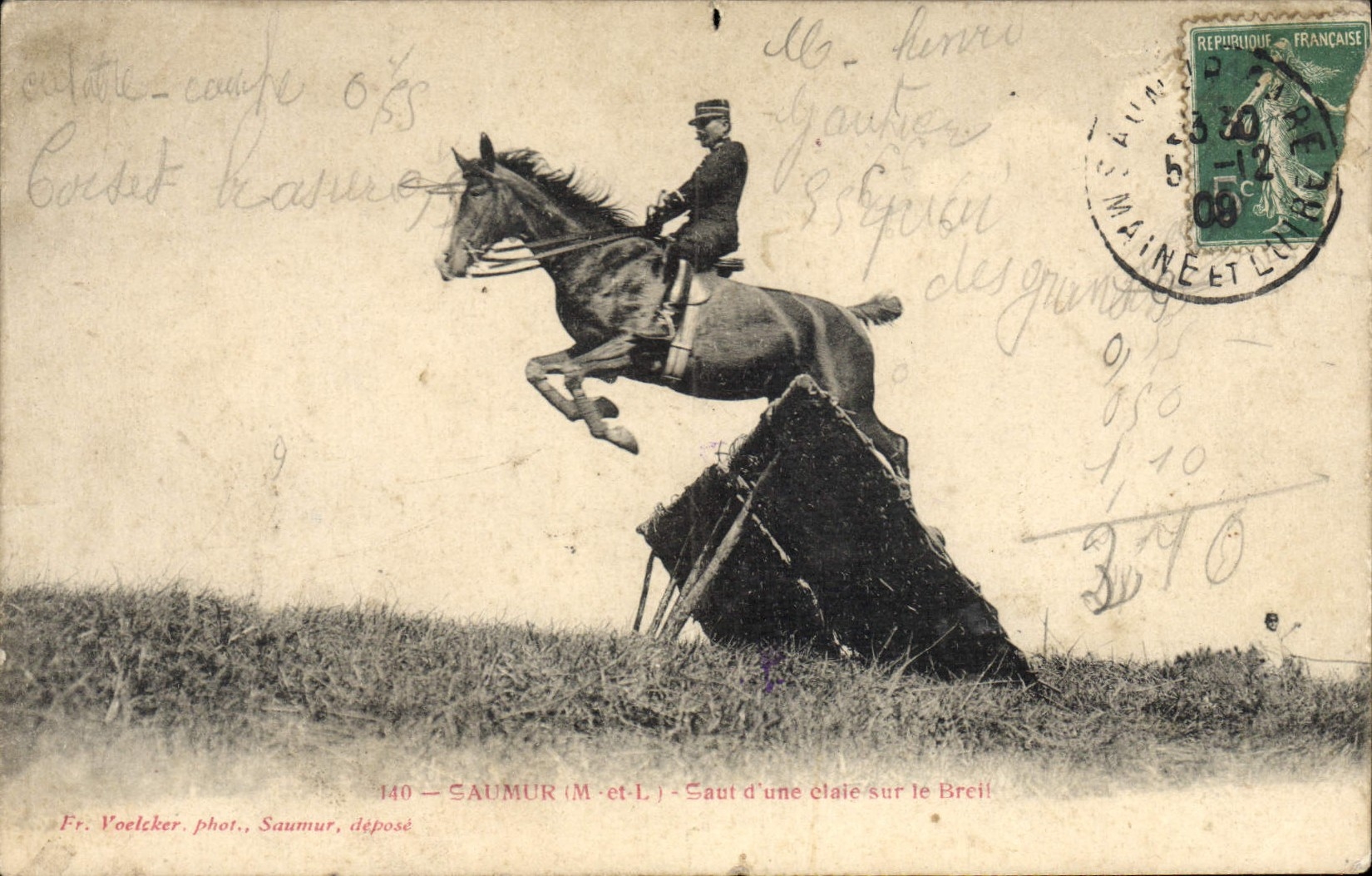 Salto de un jinete sobre una hélice en el Breuil — Saumur (M.-et-L.) — Fr. Voelcker fot., Saumur, depositado