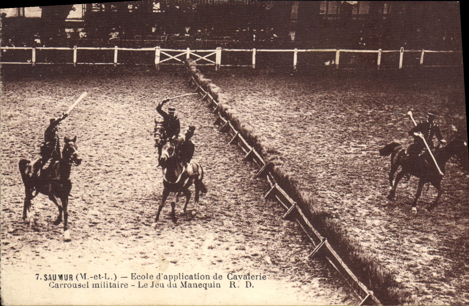 Saumur (M.-et-L.) — Ecole d'application de Cavalerie — Carrousel militaire — Le Jeu du Manequin — R. D.