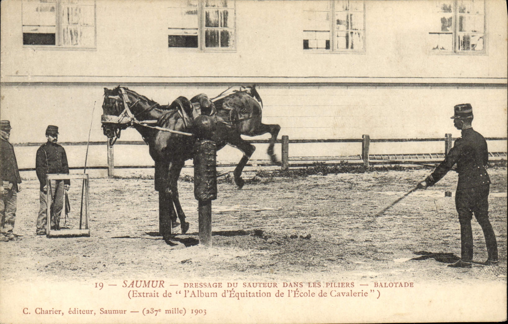 Saumur — Dressage du sauteur dans les piliers — balotade — Extrait de l'Album d'Équitation de l'École de Cavalerie — C. Charier, éditeur, Saumur — (237e mille) 1903