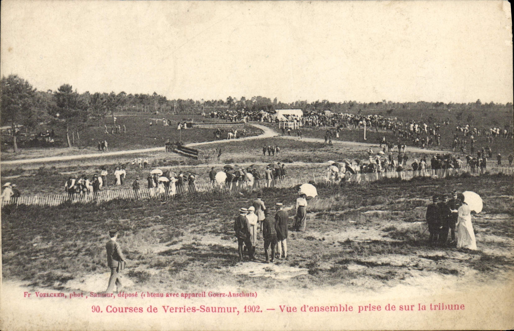 Courses de Verrières-Saumur — Vue d'ensemble prise de sur la tribune — Fr. Voelcker, phot. Saumur, déposé (tenu avec appareil Goerz-Anschütz)