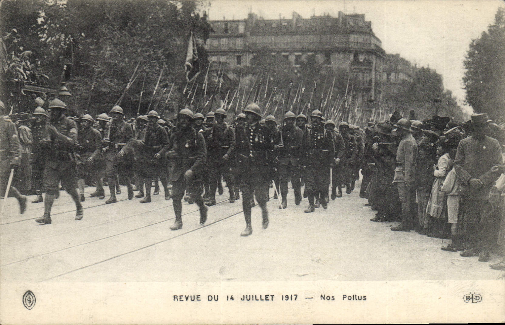 CPA Militaria REvue du 14 juillet 1917 Nos poilus 