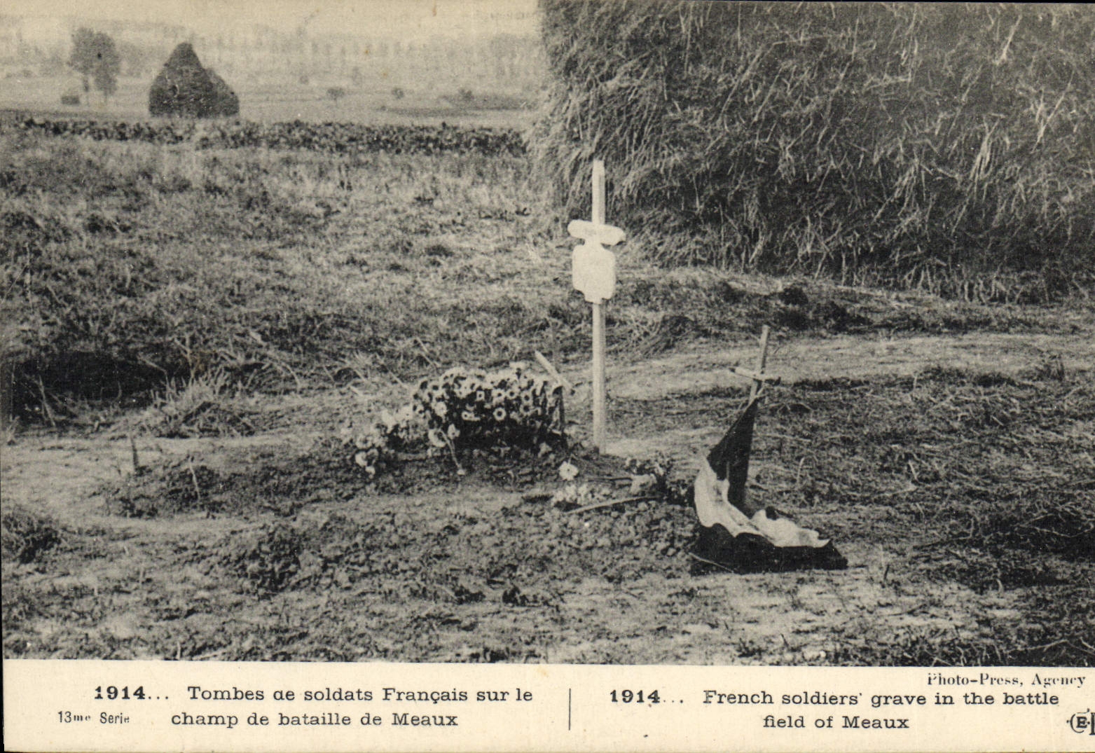 CPA Militaria Tombes de soldats francais sur le champ de bataille de Meaux 