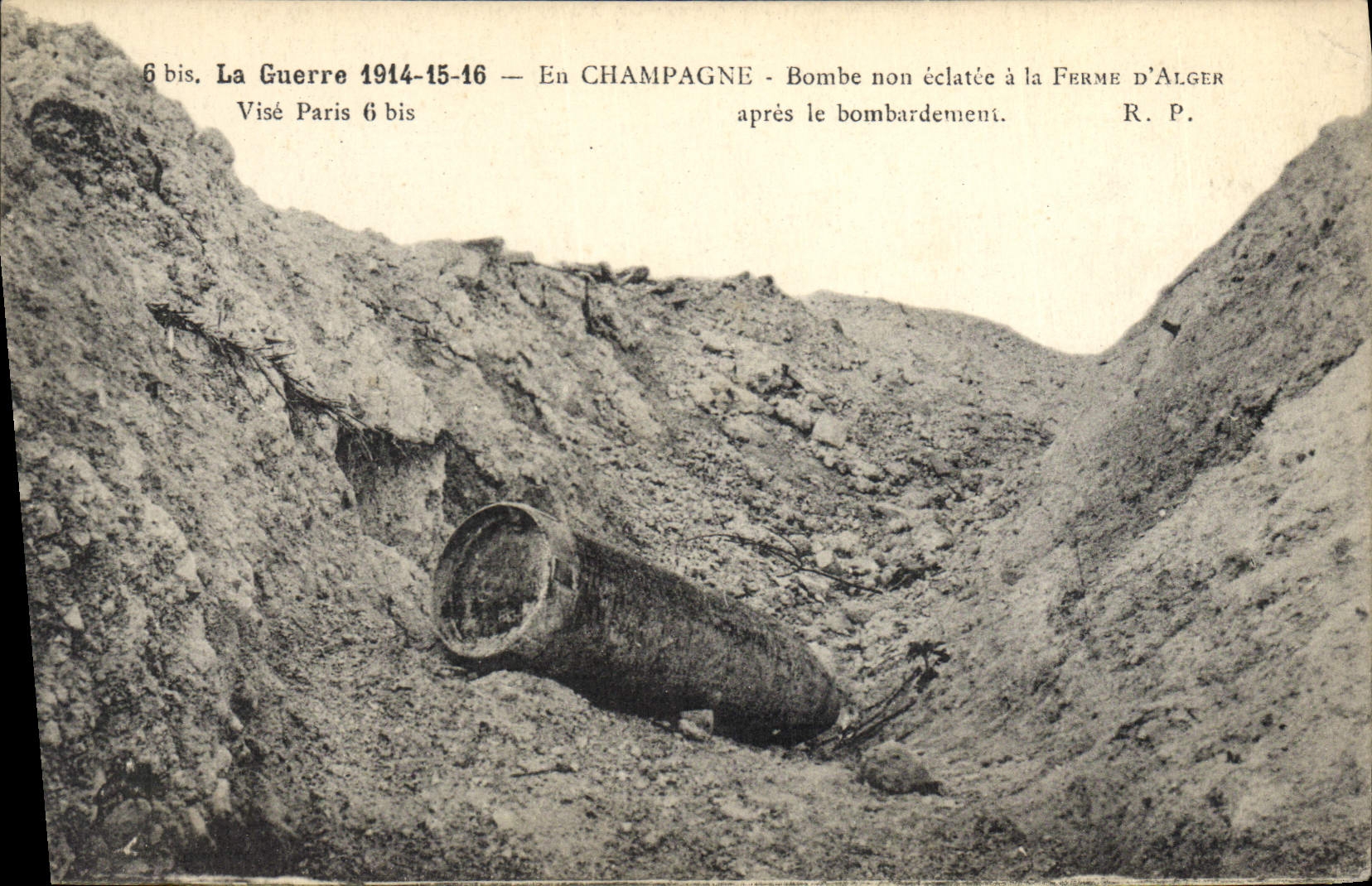 CPA Militaria En Champagne Bombe non eclatee a la ferme d'Alger 