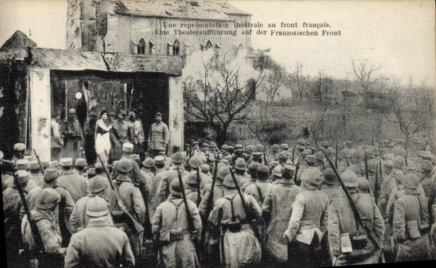 CPA Militaria Une representation theatrale au front francais